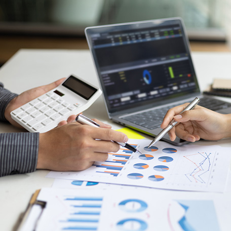 home-04 Meeting business to discuss financial advisor to analyze market growth charts in business reports.